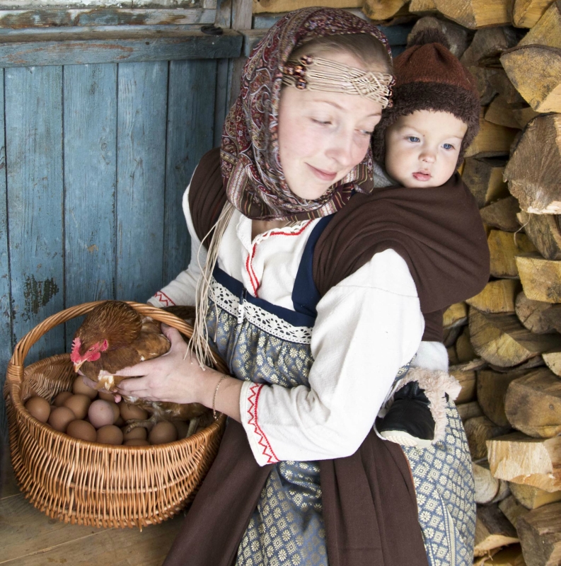 Как будет по русски мама. Фотосессия в деревенском стиле. Сельская женщина с детьми. Деревенская внешность. Славянская женщина с ребенком.